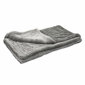 Gevouwen grijze microvezeldoek met een golvend patroon, op een witte achtergrond.