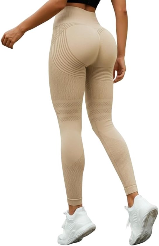 Lichtbruine sportlegging, hoge taille, met contourlijnen, gedragen met witte sneakers.