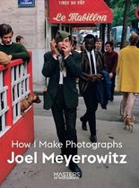 Boekomslag van "How I Make Photographs" door Joel Meyerowitz. Een man rookt, "Le Mabillon" op een luifel.