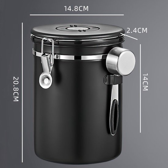 Afmetingen van de zwarte RVS koffiebewaarpot: hoogte 20,8 cm, breedte 14,8 cm, deksel rand 2,4 cm, lepel hoogte 14 cm.