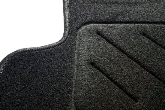 Tapis de sol de voiture noir en feutre aiguilleté avec un profil surélevé.