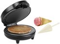 Zwart wafelijzer met een gebakken stroopwafel, ijshoorntje en rolvormer.