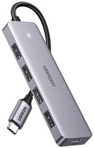 Grijze UGREEN USB-C hub met een korte, gevlochten zwarte kabel en USB-C stekker, gezien vanuit een hoek.