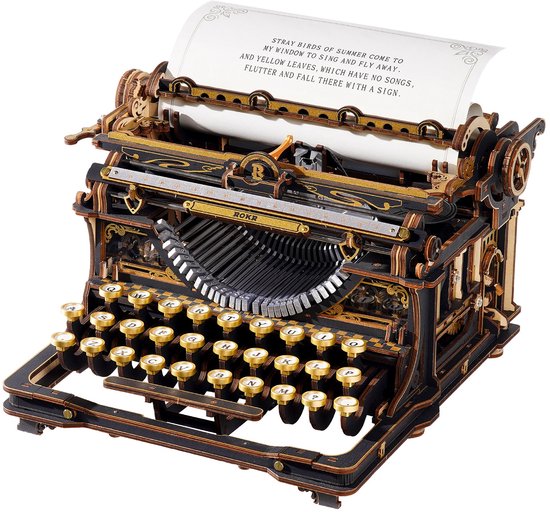 Houten model van een typemachine, compleet met papier in de roller, op een witte achtergrond.