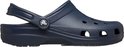Crocs Clog bleu marine avec bride pivotante et trous d'aération, de profil.