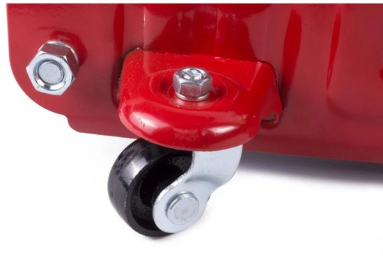 Detail van het rode wiel en de bevestiging van een hydraulische autokrik.