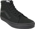 Zwarte Vans SK8-Hi sneaker met veters en Vans Off The Wall-label op de tong, schuin van voren gezien.
