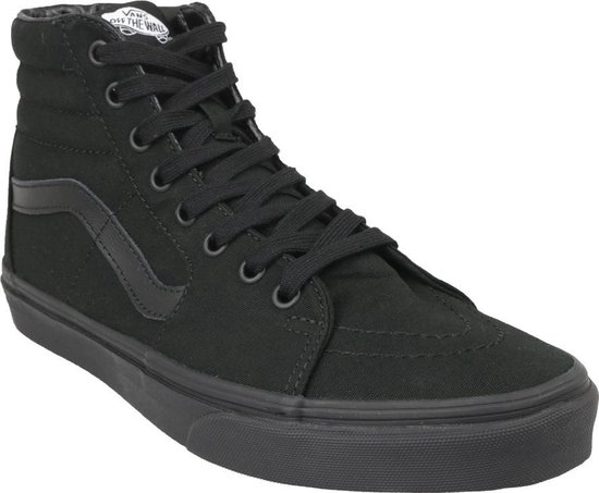 Zwarte Vans SK8-Hi sneaker met veters en Vans Off The Wall-label op de tong, schuin van voren gezien.