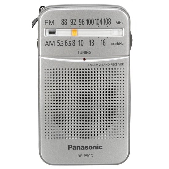 Voorzijde van de zilveren Panasonic RF-P50D radio met FM/AM-frequentieschaal.