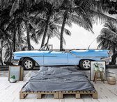 Fotobehang - Vlies Behang - Retro Blauwe Auto onder de Palmbomen - 312 x 219 cm