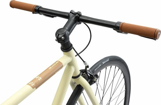 Detail van de crèmekleurige damesfiets: stuur met bruine handvatten en stuurpen.