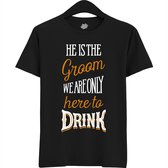 He Is The Groom | Vrijgezellenfeest Cadeau Man - Groom To Be Bachelor Party - Grappig Bruiloft En Bruidegom Bier Shirt - T-Shirt - Unisex - Zwart - Maat 3XL