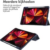 iMoshion Tablet Hoes Geschikt voor iPad Pro 11 (2022) / iPad Pro 11 (2021) / iPad Pro 11 (2020) / iPad Pro 11 (2018) - iMoshion Trifold Hardcase Bookcase - Donkerblauw