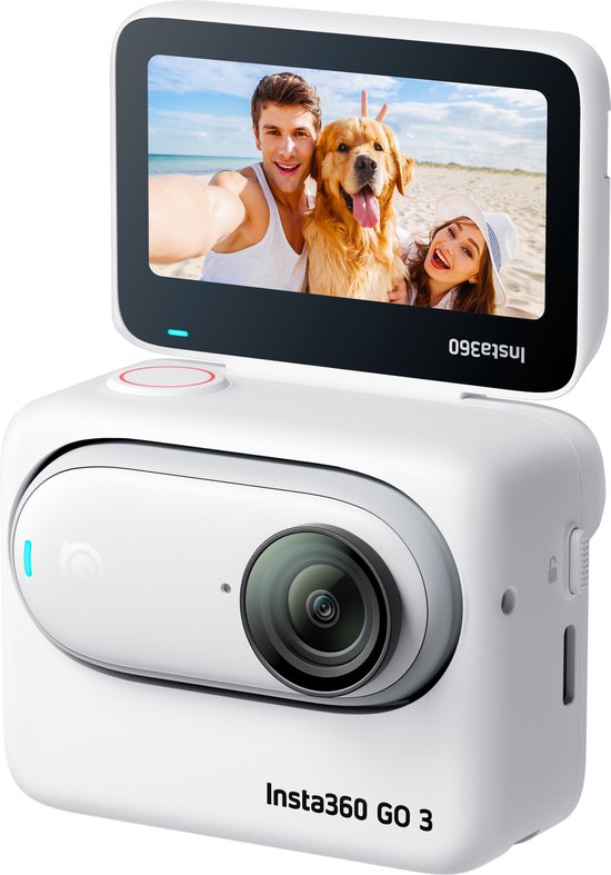 Witte Insta360 GO 3 actiecamera met een opengeklapt scherm waarop een stel en hond op strand selfies maken.