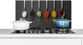 Spatscherm keuken 90x45 cm - Kookplaat achterwand Specerijen - Lepels - Tafel - Rustiek - Kruiden - Muurbeschermer - Spatwand fornuis - Hoogwaardig aluminium