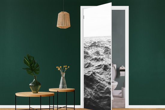 Deurposter 95x215 cm - Deursticker Zee - Water - Natuur - Zwart wit - Meubelfolie zelfklevend - Deurfolie woonkamer - Interieurfolie fotobehang - Deur plakfolie - Deurstickers - Deurbehang sticker - Kamer decoratie