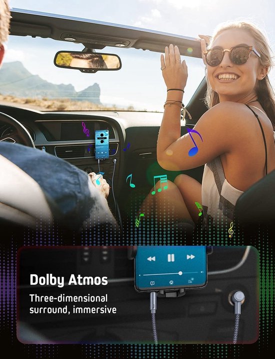 Notes de musique flottant dans une voiture où un homme et une femme écoutent de la musique via un téléphone avec un câble auxiliaire.