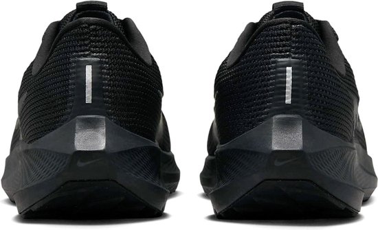 Achteraanzicht van twee zwarte Nike Air Zoom Pegasus 40 sportschoenen met reflecterende strepen.