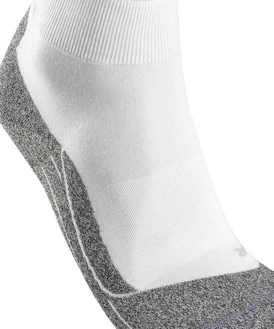 Close-up van de zijkant van een witte FALKE sportsok met grijze versteviging aan de hiel en zachte textuur.
