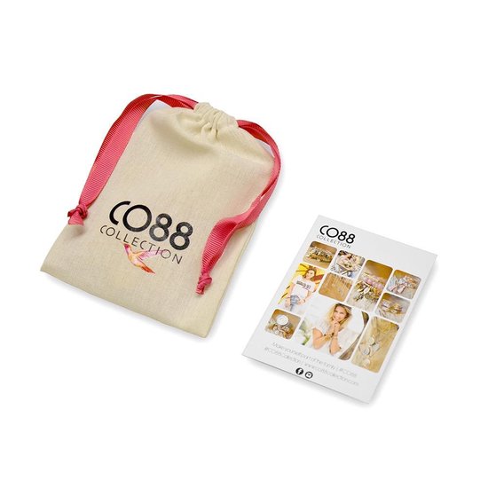Pochette de rangement en tissu écru avec des rubans roses, le logo de la marque CO88 COLLECTION et l'image d'un oiseau, à côté d'une carte d'information produit.