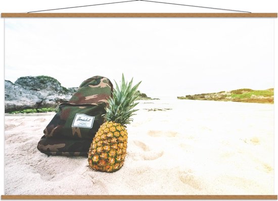 Schoolplaat – Ananas met Legerprint Rugzak op het Strand - 150x100cm Foto op Textielposter (Wanddecoratie op Schoolplaat)
