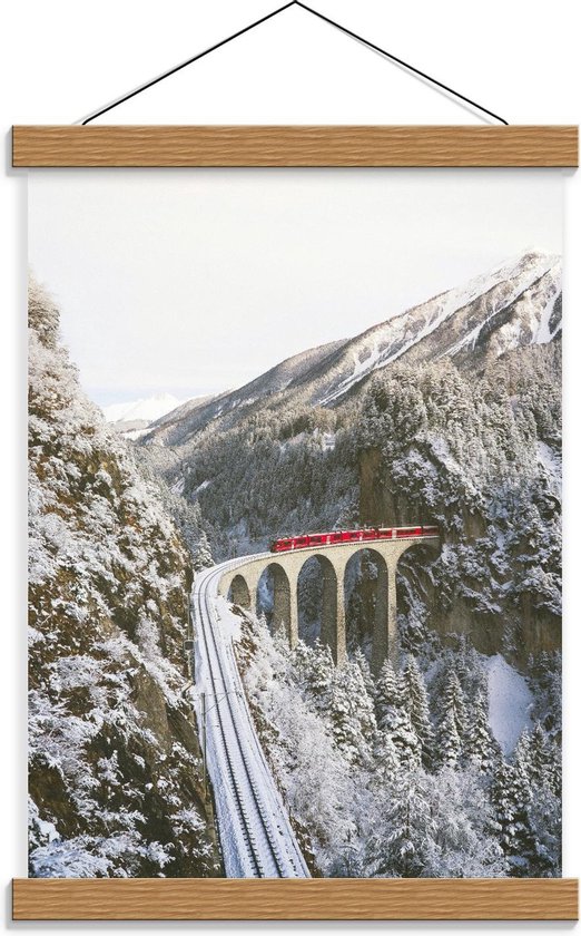 Schoolplaat – Rode Trein door de Sneeuw en Bergen - 30x40cm Foto op Textielposter (Wanddecoratie op Schoolplaat)