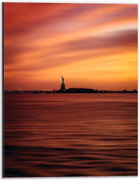 Dibond - Vrijheidsbeeld in de verte tijdens Zonsondergang - 30x40cm Foto op Aluminium (Met Ophangsysteem)
