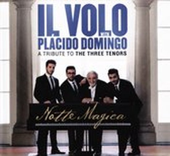 Vier mannen in smoking, waaronder Placido Domingo, staan achter een vleugel met de tekst 'Notte Magica'. Boven hen de tekst 'Il Volo with Placido Domingo'.