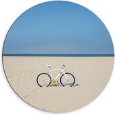 Dibond Wandcirkel - Witte Fiets geparkeerd op Strand - 60x60cm Foto op Aluminium Wandcirkel (met ophangsysteem)