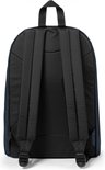 Achterkant van een donkerblauwe Eastpak rugzak met verstelbare schouderbanden.