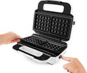 Handen wisselen de grillplaten van een Tefal contactgrill.