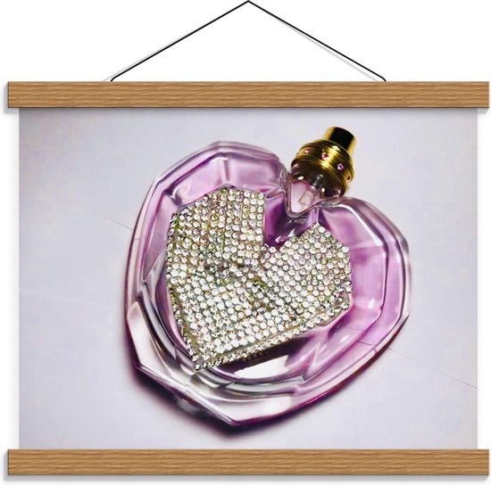 Schoolplaat – Parfum In een Paars Flesje Met een Hart Van Diamanten - 40x30cm Foto op Textielposter (Wanddecoratie op Schoolplaat)
