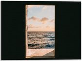 Dibond - Uitzicht op Zee door Raampje - 40x30cm Foto op Aluminium (Met Ophangsysteem)