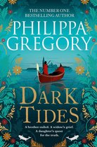 Boekcover van 'Dark Tides' door Philippa Gregory. Een roeiboot met een persoon in rode kleding op het water met gebouwen op de achtergrond, omringd door bladeren en bloemen.