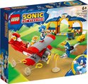 Doos van LEGO Sonic the Hedgehog set 76991 met Tails' werkplaats en het rode Tornado-vliegtuig.