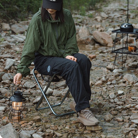 Lichtgewicht Aluminium Opvouwbare Campingkruk - Sterk en Draagkrachtig tot 150 kg - Ideaal voor Reizen, Kamperen, Wandelen, Vissen, Tuinieren en Strand - 33x25.5x40.5 cm - Zilvergrijs — afbeelding 5