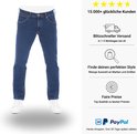 Blauwe denim jeans gedragen door een model met witte sneakers, met '15.000+ tevreden klanten' tekst.