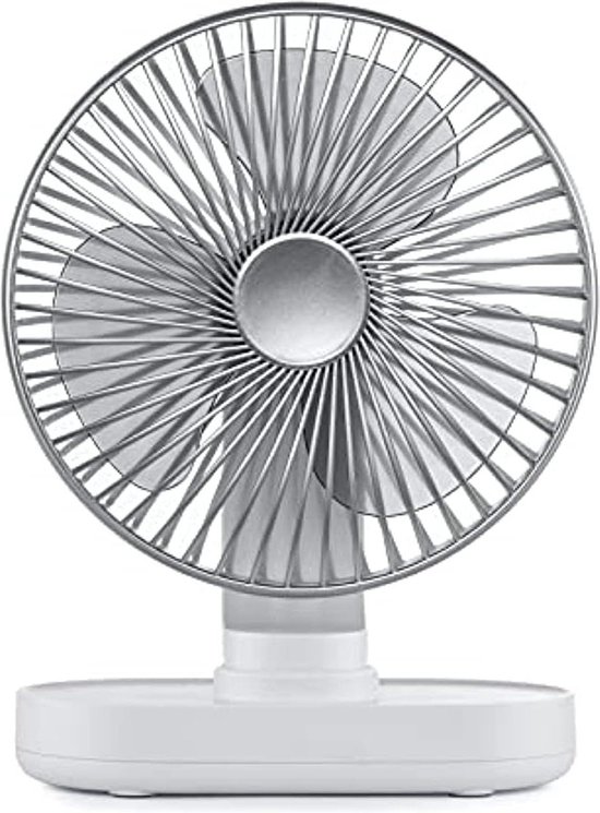 Close-up van een witte tafelventilator met een gedetailleerde grijze grill en standaard.