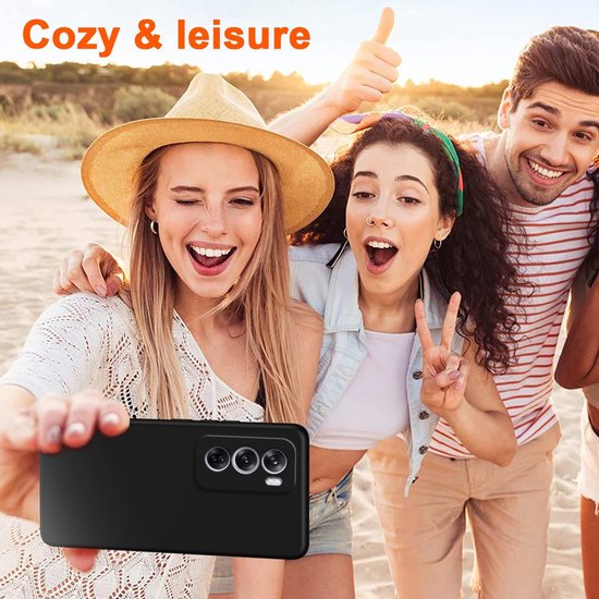 Groupe d'amis sur la plage prenant un selfie avec une coque de téléphone, coucher de soleil.