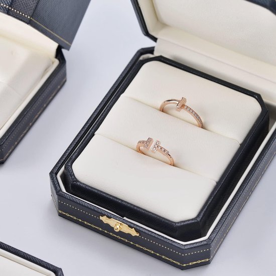 De Toebehoren Van De Het Huwelijksdag Van De Bruidegom Bruine Leerschoenen Riem Parfum Gouden Ringen Mannelijke Manier Doos 153229264