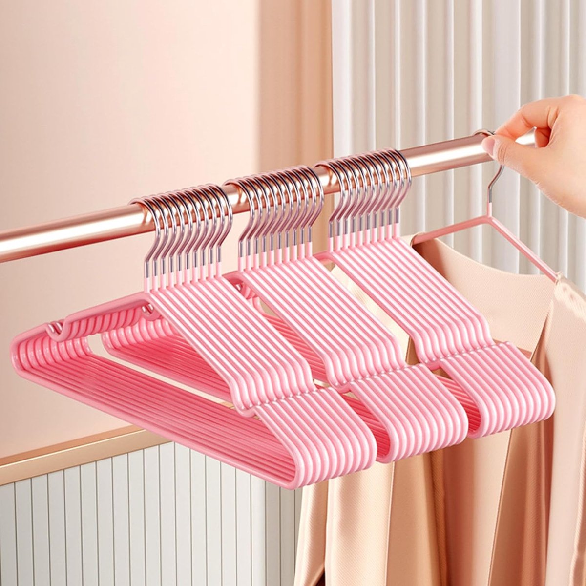 Kleerhangers, metaal (40 cm), 40 stuks, ruimtebesparende kleerhangers voor volwassenen, 0,4 cm dik, belastbaar met zware kleding, beugel met antislip groef voor mantels, broeken (roze)