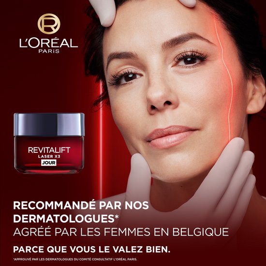 Close-up van een vrouw gezicht met L'Oréal Revitalift Laser X3 dagcrème.
