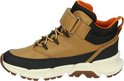 Zijaanzicht van de bruine leren schoen met klittenbandsluiting, oranje voering en zwarte accenten.