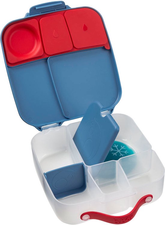 Open blauwe lunchbox met rode en blauwe vakken en een vrolijk ijsblokvormpje.