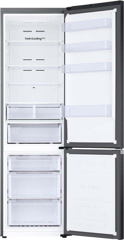 Open zwarte Samsung koelkast met lege planken en lades. Deuren bieden extra opbergruimte.