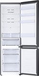 Open zwarte Samsung koelkast met lege planken en lades. Deuren bieden extra opbergruimte.