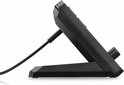 Zijkant van de zwarte Stream Deck+ met een kabel, staand op een voet.