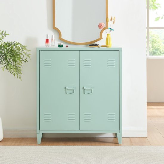 Pastelgroene metalen kast met twee deuren, in een slaapkamer met spiegel en decoratie.