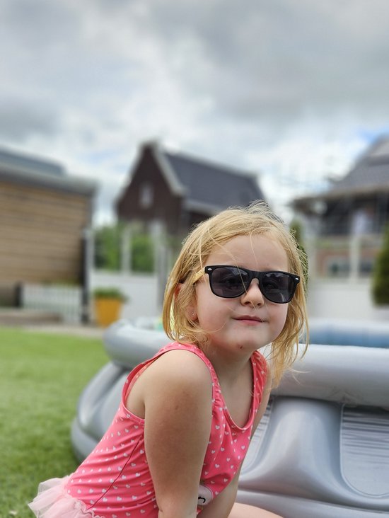 Zonnebril voor kinderen, zwarte montuur met zwarte lenzen, maximale UV-bescherming 400 cat.3, perfect cadeau voor jongens van 3-7 jaar oud, K-970 Aland optiek / zonnebril kind van Aland Optiek — afbeelding 3
