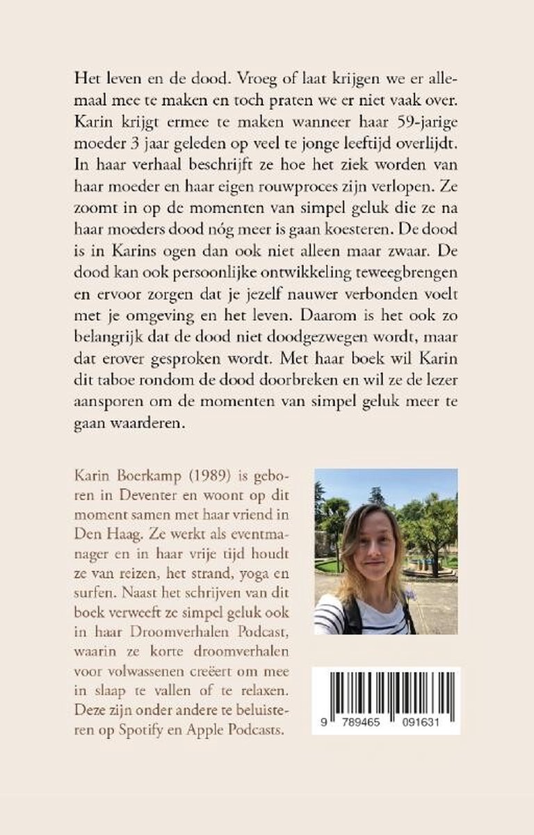 Foto van Karin Boerkamp met een achtergrond van palmbomen, een strand en de zee.